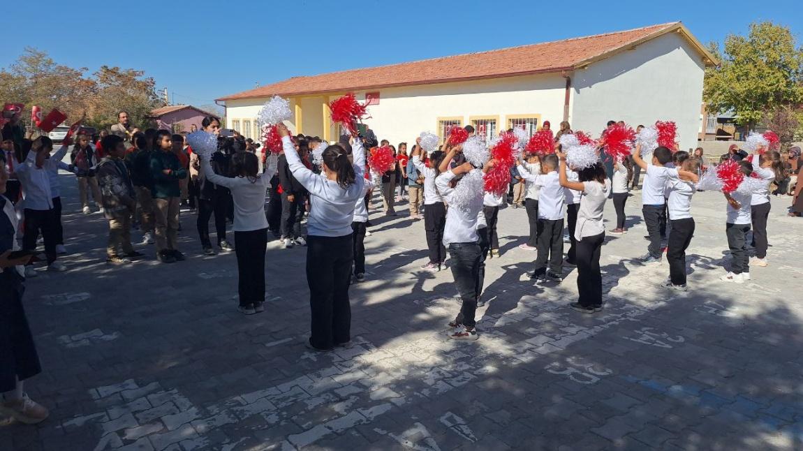 29 Ekim Cumhuriyet Bayramı okulumuzda yapılan programla coşkuyla kutlandı